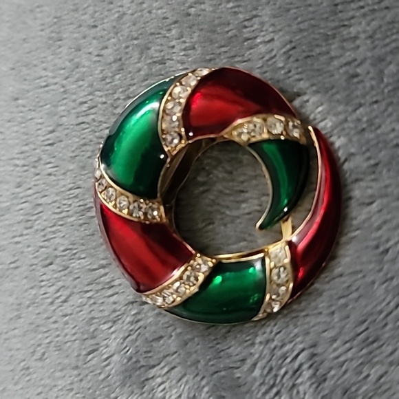 Source Unknown Jewelry - Christmas Swirl Scarf Clip